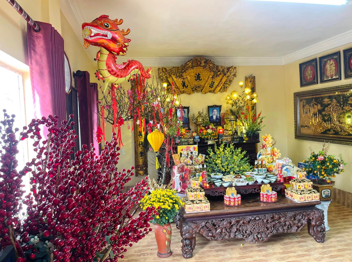Tủ thờ gia tiên và bục thờ